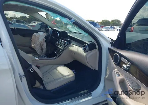 2018 Mercedes-Benz C 300 z USA, uszkodzony, nr VIN 55SWF4JB6JU274594